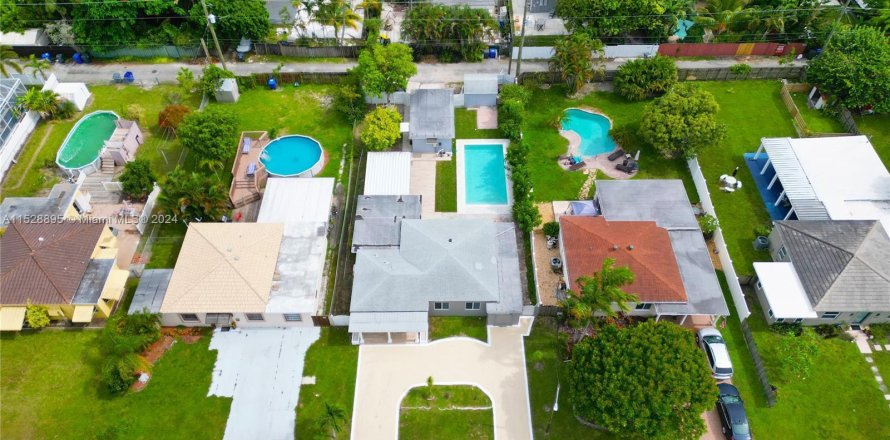 House in Hollywood, Florida 4 bedrooms, 154.03 sq.m. № 1174077