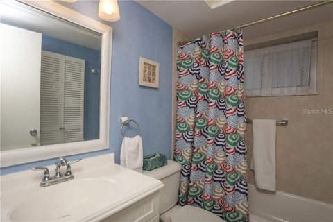 Condo in Longboat Key, Florida, 2 bedrooms  № 251583 - photo 13