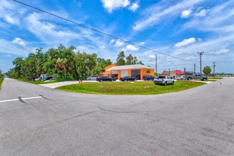 Купить коммерческую недвижимость в Порт-Шарлотт, Флорида 116.03м2, № 621683 - фото 3