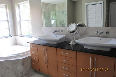 House in Jupiter, Florida 3 bedrooms, 226.5 sq.m. № 701782 - photo 3