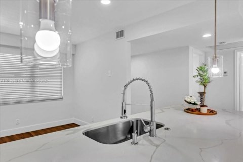 Condominio en venta en Pembroke Pines, Florida, 2 dormitorios, 110.74 m2 № 1345623 - foto 16