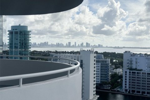 Condo in Miami Beach, Florida, 2 bedrooms  № 1345621 - photo 1