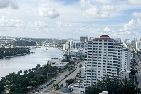 Condo in Miami Beach, Florida, 2 bedrooms  № 1345621 - photo 17