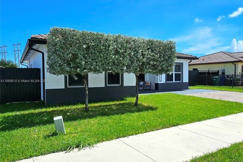 House in Homestead, Florida 4 bedrooms, 141.86 sq.m. № 1388029 - photo 3