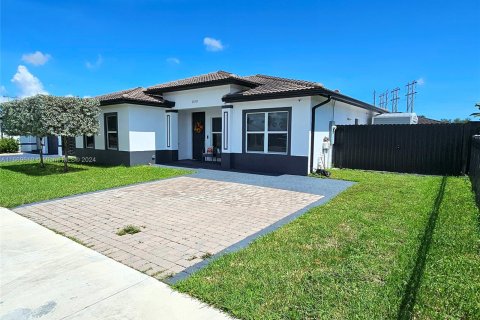 House in Homestead, Florida 4 bedrooms, 141.86 sq.m. № 1388029 - photo 2