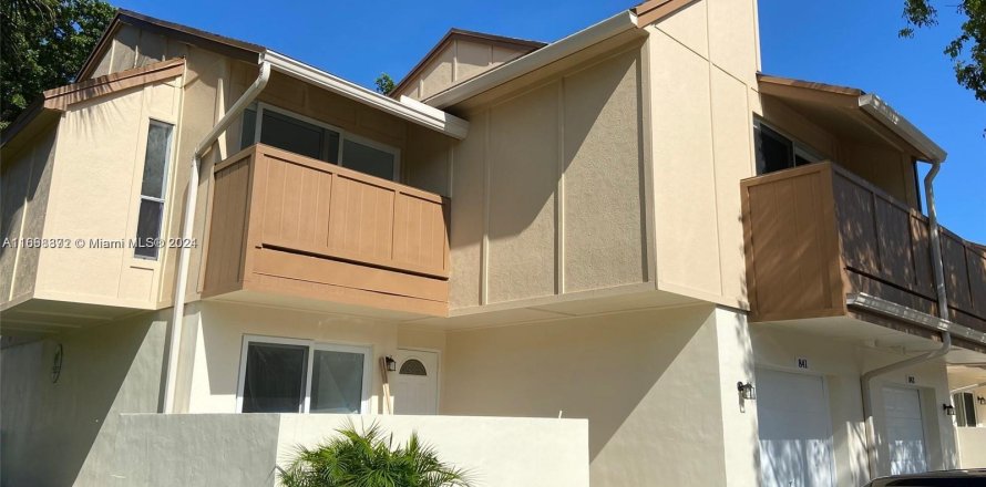 Townhouse in Plantation, Florida 5 bedrooms, 193.24 sq.m. № 1387981