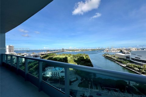 Condo in Miami, Florida, 1 bedroom  № 1388027 - photo 1