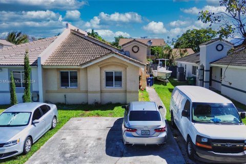 Villa ou maison à vendre à Cutler Bay, Floride: 4 chambres, 136.38 m2 № 1080262 - photo 1