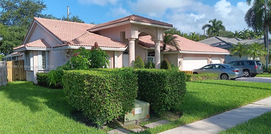 House in Plantation, Florida 5 bedrooms, 272.02 sq.m. № 1329591