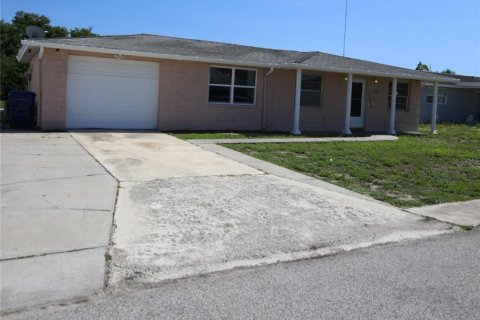 House in Holiday, Florida 3 bedrooms, 171.96 sq.m. № 1357952 - photo 1