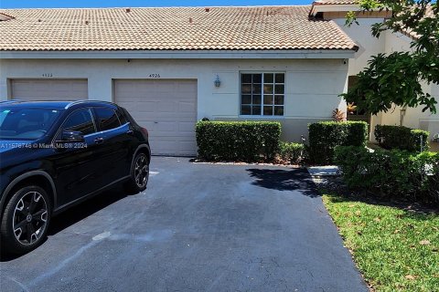 House in Dania Beach, Florida 2 bedrooms, 90.21 sq.m. № 1145765 - photo 1