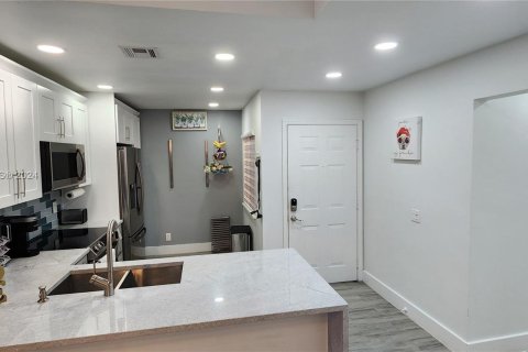 Casa en venta en Dania Beach, Florida, 2 dormitorios, 90.21 m2 № 1145765 - foto 5