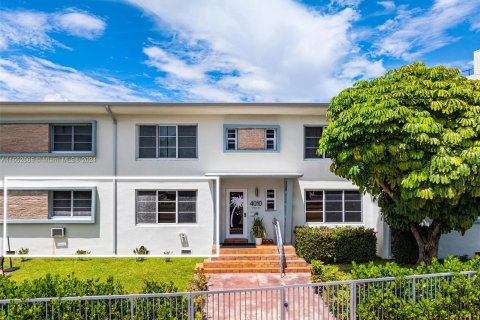 Condo in Miami Beach, Florida, 1 bedroom  № 1351922 - photo 1