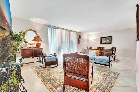 Condo in Aventura, Florida, 2 bedrooms  № 1391933 - photo 8