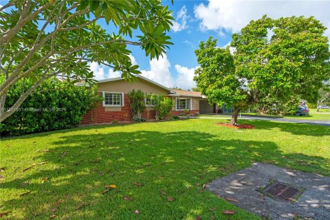 Villa ou maison à vendre à Miami, Floride: 4 chambres, 184.04 m2 № 1372777 - photo 2