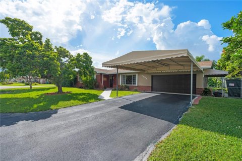 Villa ou maison à vendre à Miami, Floride: 4 chambres, 184.04 m2 № 1372777 - photo 4