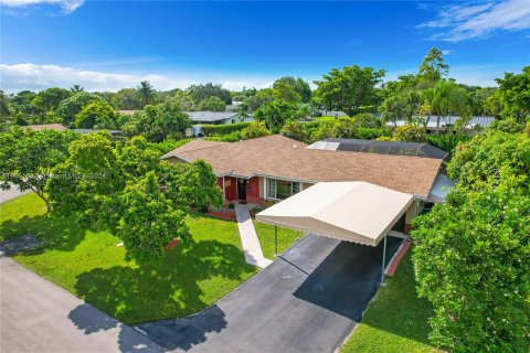 Villa ou maison à vendre à Miami, Floride: 4 chambres, 184.04 m2 № 1372777 - photo 3