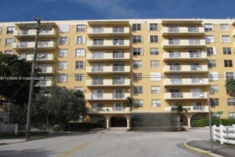 Condominio en venta en North Bay Village, Florida, 49.61 m2 № 699531 - foto 1