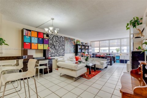 Condominio en venta en Hollywood, Florida, 1 dormitorio, 80.82 m2 № 862326 - foto 13