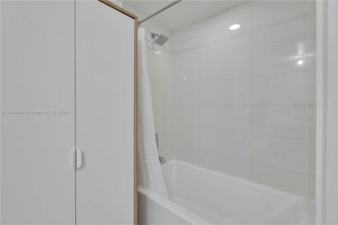 Condo in Miami, Florida, 2 bedrooms  № 1332216 - photo 24