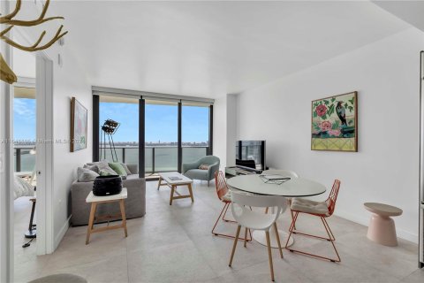 Condo in Miami, Florida, 2 bedrooms  № 1332216 - photo 1