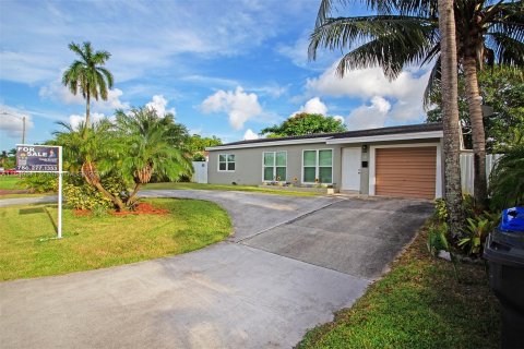 House in Hollywood, Florida 3 bedrooms, 104.52 sq.m. № 1332288 - photo 1