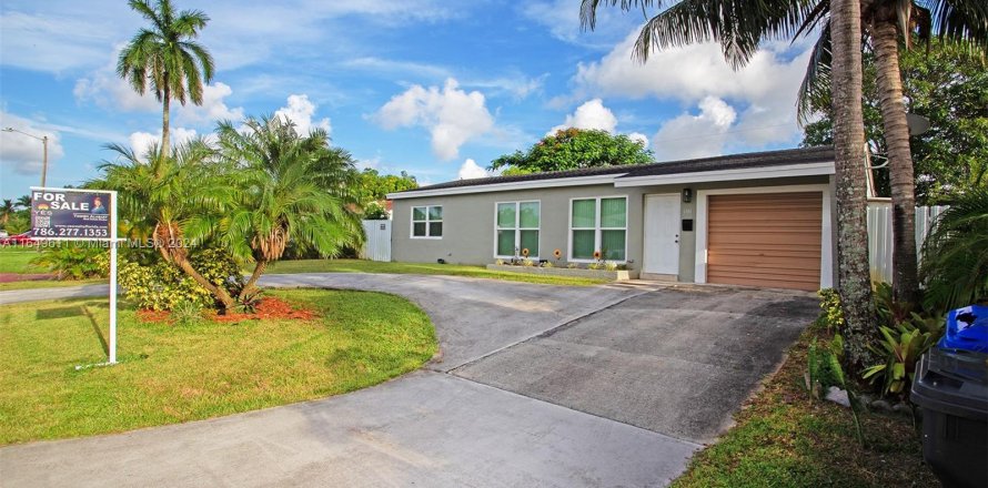 House in Hollywood, Florida 3 bedrooms, 104.52 sq.m. № 1332288