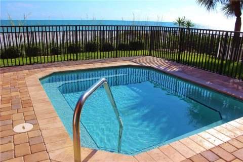 Condo in Madeira Beach, Florida, 3 bedrooms  № 251542 - photo 23