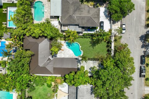 House in Miami, Florida 5 bedrooms, 328.32 sq.m. № 1140824 - photo 3