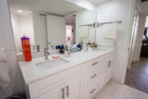 Condo in Aventura, Florida, 2 bedrooms  № 1147603 - photo 19