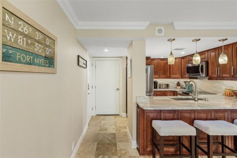 Condo in Fort Myers, Florida, 2 bedrooms  № 1108659 - photo 1