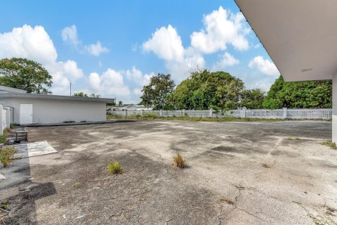 Commercial property in Lauderdale Lakes, Florida № 972669 - photo 7