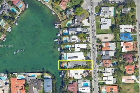 House in Surfside, Florida 3 bedrooms, 230.4 sq.m. № 1209331 - photo 1