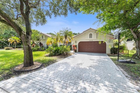 House in Coral Springs, Florida 5 bedrooms, 263.94 sq.m. № 1376048 - photo 6