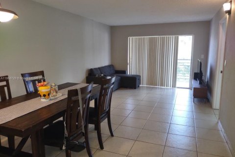 Condo in Sunrise, Florida, 2 bedrooms  № 1376051 - photo 2