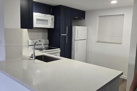 Condo in Sunrise, Florida, 2 bedrooms  № 1332270 - photo 2