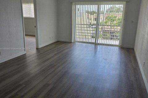 Condo in Sunrise, Florida, 2 bedrooms  № 1332270 - photo 4