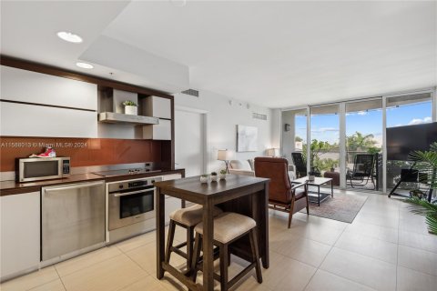 Condominio en venta en Miami Beach, Florida, 1 dormitorio, 66.98 m2 № 1208911 - foto 1