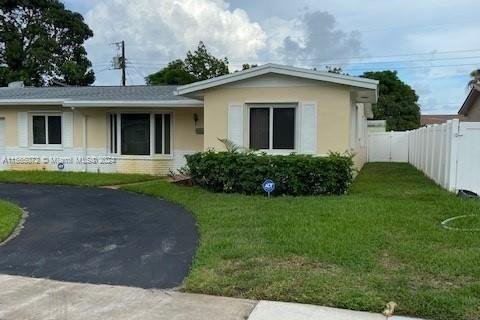 House in Lauderdale Lakes, Florida 3 bedrooms, 175.59 sq.m. № 1115927 - photo 6