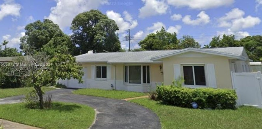 House in Lauderdale Lakes, Florida 3 bedrooms, 175.59 sq.m. № 1115927