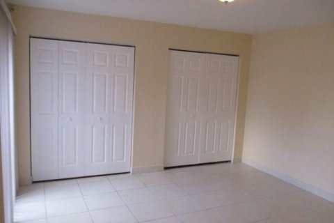 Townhouse in Hialeah, Florida 3 bedrooms, 157.93 sq.m. № 1079059 - photo 7