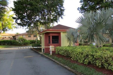 Townhouse in Hialeah, Florida 3 bedrooms, 157.93 sq.m. № 1079059 - photo 2