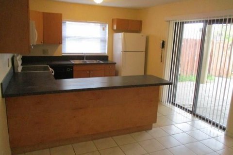 Townhouse in Hialeah, Florida 3 bedrooms, 157.93 sq.m. № 1079059 - photo 9