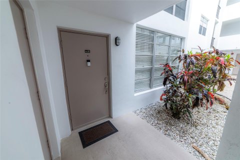 Condo in Plantation, Florida, 1 bedroom  № 1227607 - photo 1