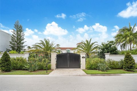 House in Miami, Florida 5 bedrooms, 369.84 sq.m. № 1399796 - photo 4