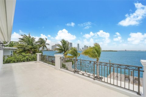 House in Miami, Florida 5 bedrooms, 369.84 sq.m. № 1399796 - photo 30