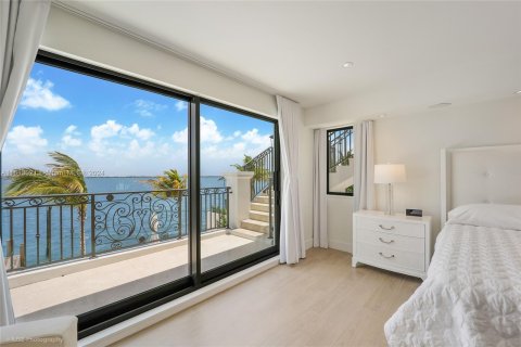 House in Miami, Florida 5 bedrooms, 369.84 sq.m. № 1399796 - photo 21