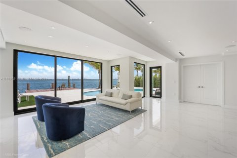 House in Miami, Florida 5 bedrooms, 369.84 sq.m. № 1399796 - photo 15