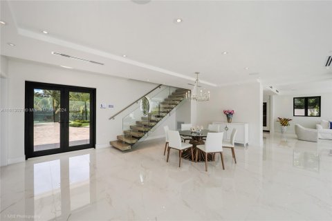 House in Miami, Florida 5 bedrooms, 369.84 sq.m. № 1399796 - photo 13