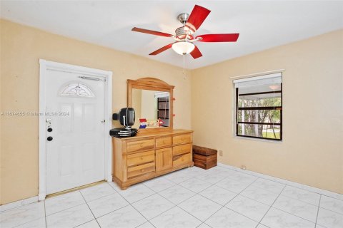 House in Miami Springs, Florida 3 bedrooms, 122.82 sq.m. № 1399827 - photo 18